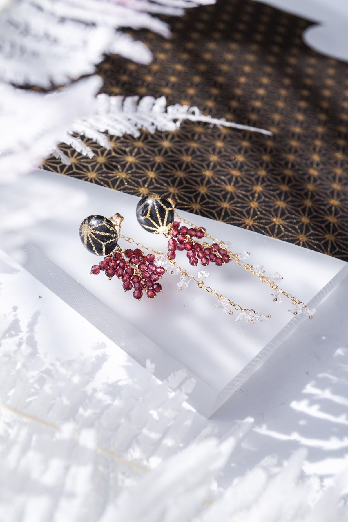 Little Snow Earrings - Hemp Leaf (Black)