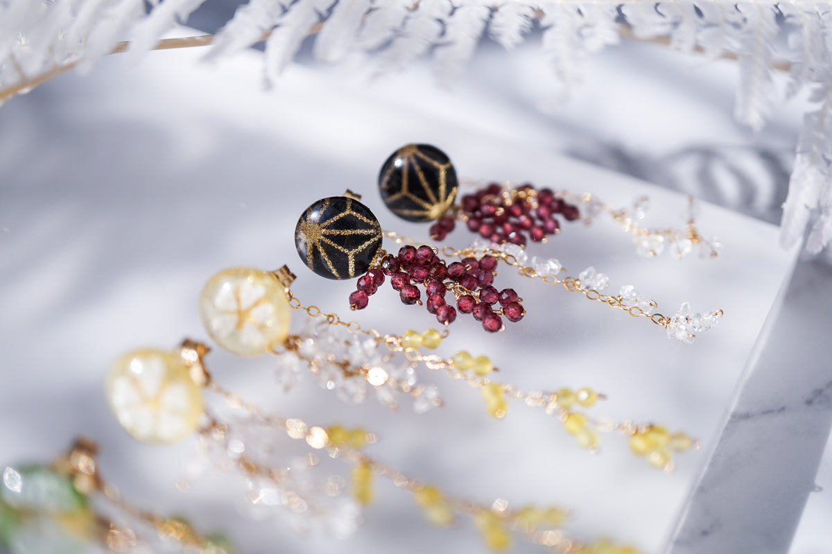 Little Snow Earrings - Hemp Leaf (Black)