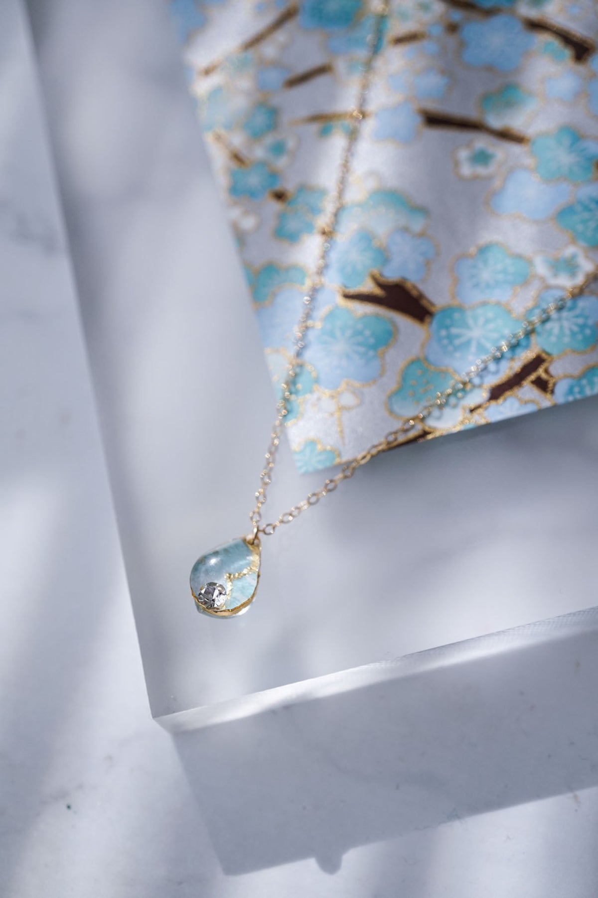Morning dew necklace - plum (light blue)